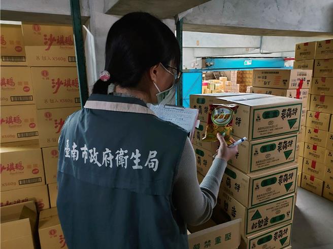 台南市政府衛生局稽查違規紅辣椒粉製成的菜䔕餅。（衛生局提供／洪榮志台南傳真）