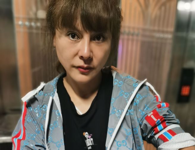 六盘水市少数民族女企业家马艺珈伊长达8年追讨政府工程款未果，竟在法院听证会当天与律师、助理等10余人被地方公安以「寻衅滋事」罪名拘留并提起刑事诉讼。（图／中国经营报）