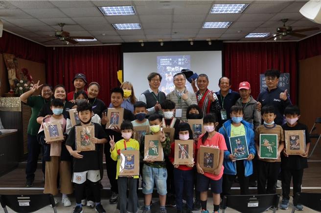 高师大原住民族知识研究中心携手桃园区兴中国小，送上「十二贝神拼图教具」及「圣贝祭教案」，提升学生学习原民文化兴趣促进文化保存。（高师大提供／任义宇高雄传真）