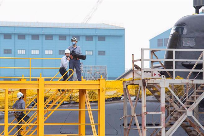 「海鲲号」移出过程一度面临空拍威胁，工作人员立刻拿出干扰器戒备。（袁庭尧摄）