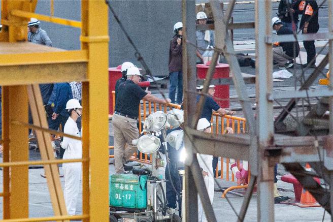 「海鲲号」几乎移出过程，外国技师全程紧盯。（袁庭尧摄）