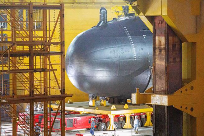 「海鲲号」船首鱼雷孔曝光。（袁庭尧摄）