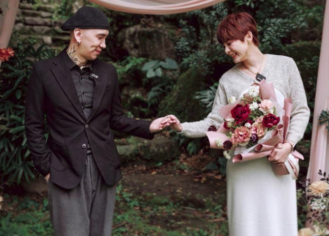 作家H和女友陳珮甄今年1月才剛舉行婚宴，沒想到如今爆出分手。 (圖／作家H 臉書）