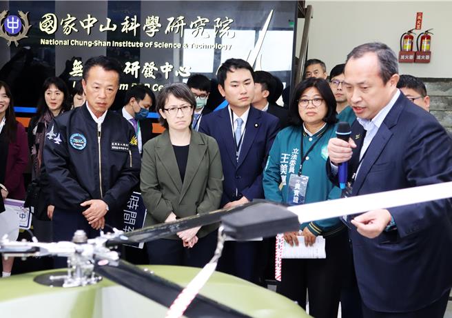 副总统当选人萧美琴26日到亚洲无人机AI创新应用研发中心访视，了解台湾无人机产业现况，也听取业者心声和建言。（吕妍庭摄）