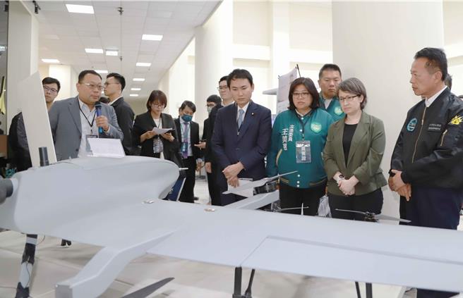 副总统当选人萧美琴26日到亚洲无人机AI创新应用研发中心访视，了解台湾无人机产业现况，也听取业者心声和建言。（吕妍庭摄）