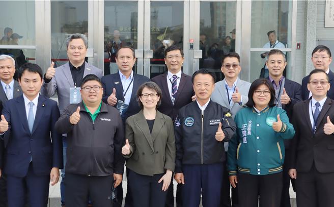 副总统当选人萧美琴26日到亚洲无人机AI创新应用研发中心访视，并与出席来宾、业者合照。（吕妍庭摄）