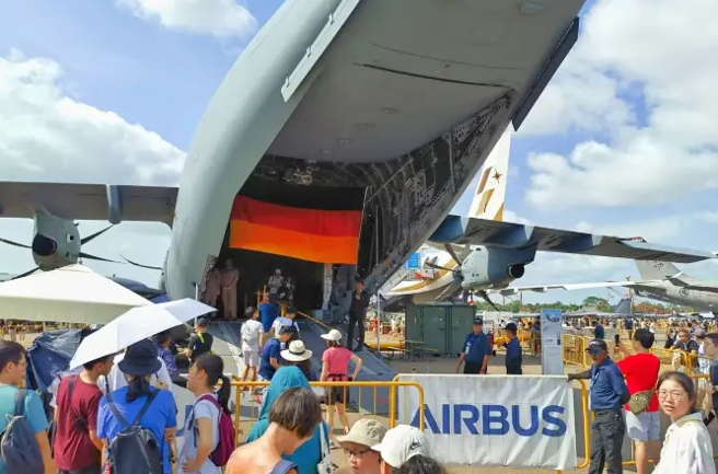 新加坡航展上展出的空中巴士制造A400M运输机在参观入口处询问参观者国籍，凡是中国与俄罗斯国籍者皆未获准进入，引起中国民眾不满。空中巴士公司为此表示遗憾并及时改进。（图／网易新闻）