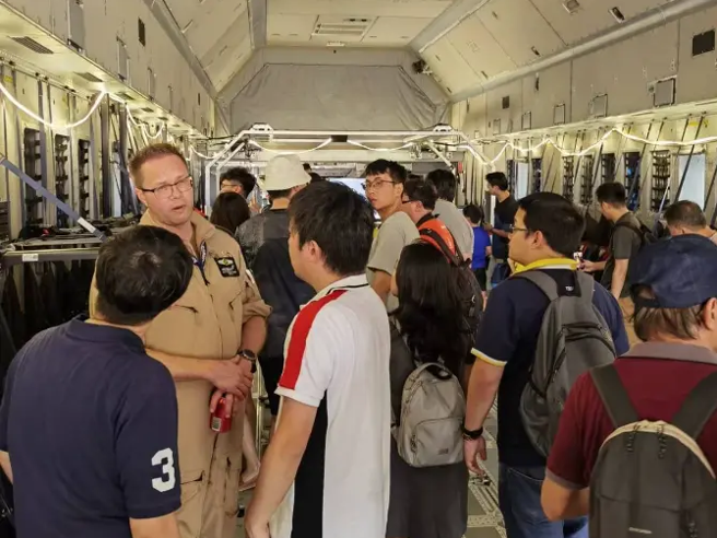 部份未获进入参观的中国游客甚至被工作人员粗暴驱赶，游客抱怨遭到肢体攻击。（图／网易新闻）