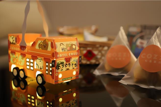 和逸饭店台南西门馆呼应台湾灯会在台南，打造全台独家的卡通频道主题灯笼巴士，抢攻灯节住房人潮。(国泰饭店观光事业提供)