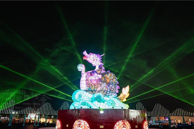 2024台湾灯会高铁灯区2月24日元宵节在台南登场，首日即吸引百万人朝圣，图为主灯「龙来台湾」。(观光署提供)