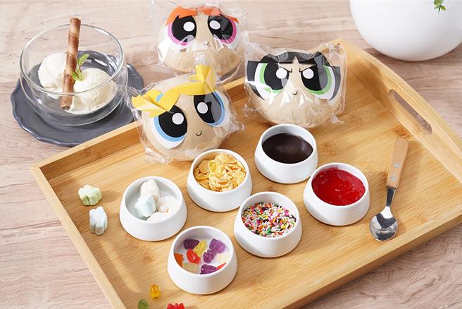 和逸台南西门馆「Cozzi KITCHÉN」餐厅以传统椪饼推出「椪出幸福滋味」甜点，创意结合《飞天小女警》3款角色，并加入冰淇淋、棉花糖、玉米脆片等配料。 (国泰饭店观光事业提供)