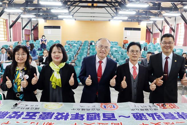 今26日嘉义高中校长陈元泰、基隆女中校长陈明印，高雄女中校长郑文仪、新竹高中校长林桂凤和家齐高中校长陈韵如一同在嘉中举办「世纪五中，教育弘通」记者会为百年校庆宣传。（吕妍庭摄）