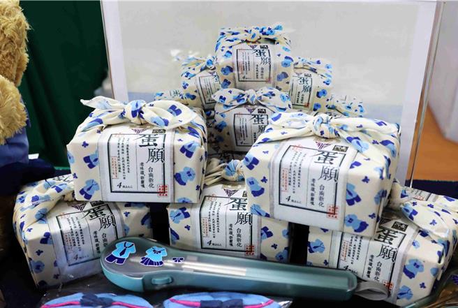 为迎接百周年校庆，除了丰富多元活动外，5校各自制作百周年校庆纪念商品、纪念酒、纪念特刊、纪念影片与纪念歌曲等。（吕妍庭摄）