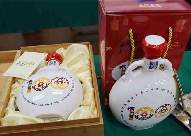 为迎接百周年校庆，除了丰富多元活动外，5校各自制作百周年校庆纪念商品、纪念酒、纪念特刊、纪念影片与纪念歌曲等。（吕妍庭摄）