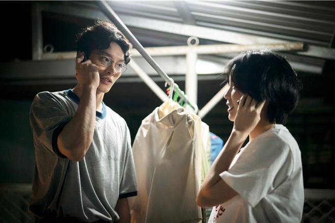 曹佑寧、程予希剧中将成新手爸妈。（华视提供）