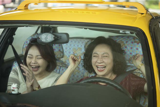 杨丽音剧中在林嘉俐的鼓励下坐上驾驶座。（华视提供）