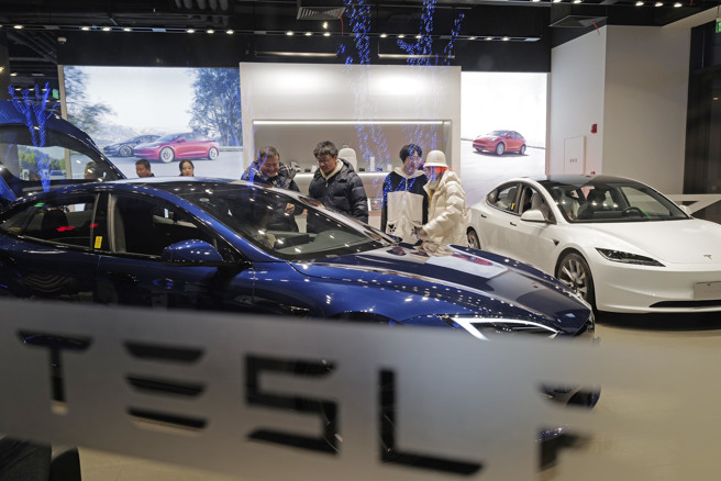 雖然比亞迪銷售量已超越特斯拉，但是從每輛車的平均利潤來看，特斯拉是比亞迪將近5倍之多。（圖／中新社）