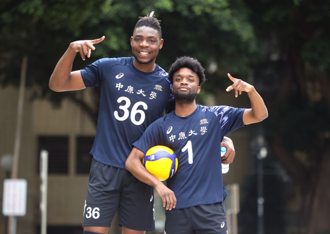 中原大學李尼希米（右）和210公分的隊友艾力。（大專體總提供）