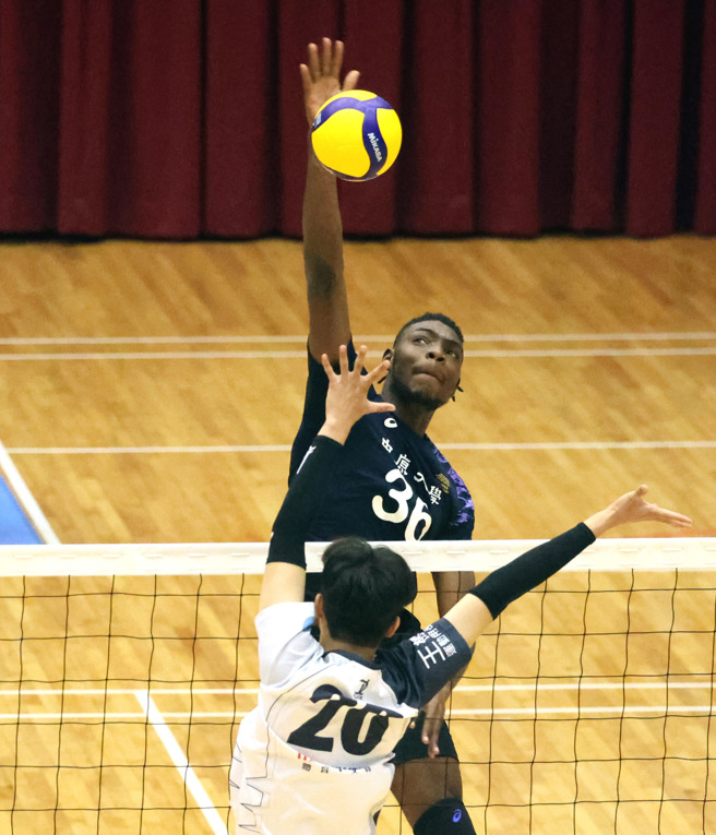 210公分的中原大學艾力攻擊犀利。（大專體總提供）