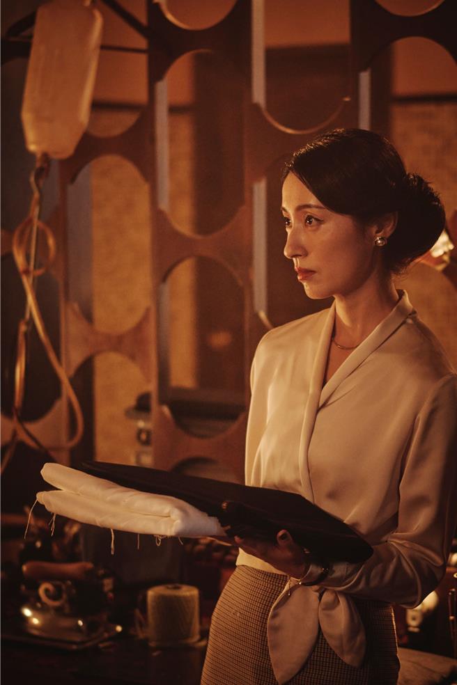 田中千绘饰演西装店师傅。（欣兰企业提供）