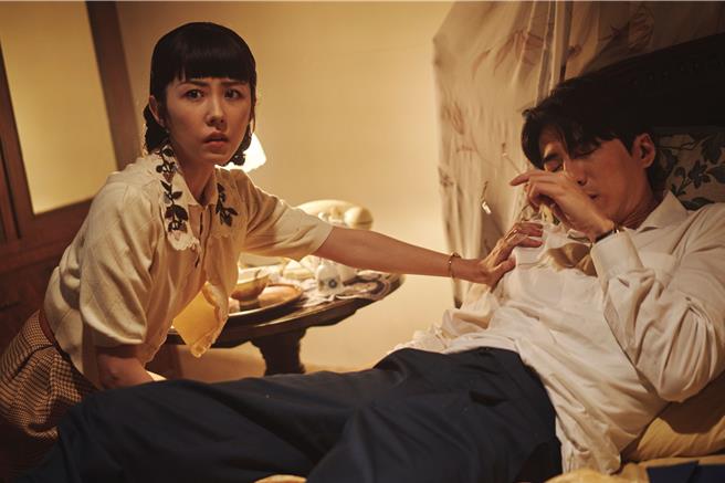 邵雨薇照顾气喘发作的傅孟柏。（欣兰企业提供）