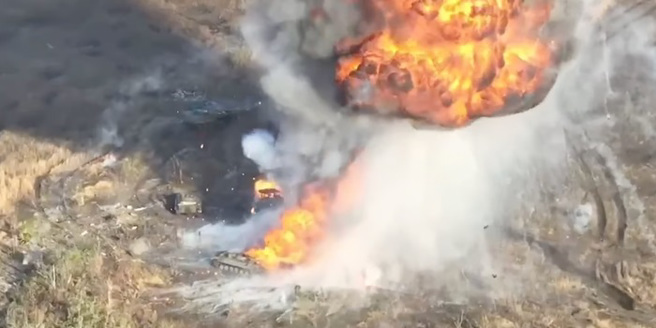 俄軍裝甲縱隊在阿夫迪夫卡遭到砲擊，俄軍雖然奪下阿夫迪夫卡，但損失非常慘重。 (圖/x)