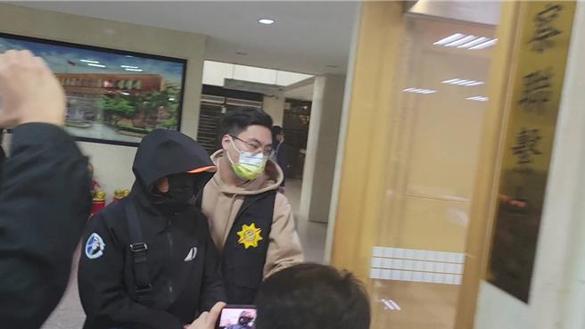 台北地檢署檢察今指揮刑事局、信義分局、海巡署偵防分署兵分5路搜索，約談協助潛逃的船長鍾明華等9人。（圖記者賴佩璇攝影）