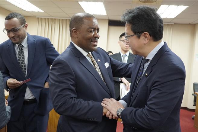 邱志偉說，目前我國在非洲地區5個國家僅設有6個館處，未來4年目標為在非洲國家設置10個駐外館處，而他自己也在在南非設有服務處，未來在更多非洲國家設置服務據點，也是該協會的工作目標。 （邱志偉辦公室提供）