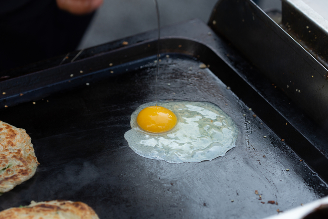 有网友担忧4月荷包蛋价格再上涨，不少网友分享一颗蛋早就超过20元，甚至有35元。（示意图：shutterstock／达志）