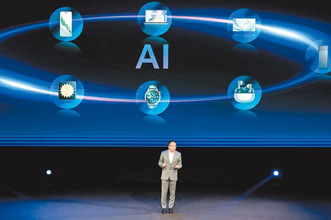 荣耀25日举行MWC发表会，荣耀终端CEO赵明介绍荣耀魔法大模型，演示MagicOS 8.0全新AI功能。图／路透