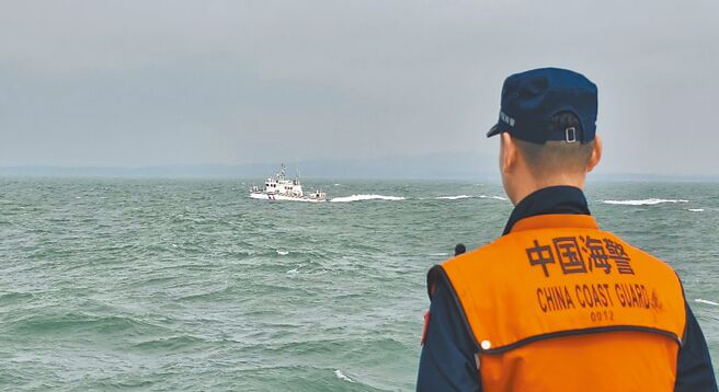 大陆福建海警25日公布组织舰艇编队在金门附近海域巡查，并瞭望着我海巡舰艇。（摘自中国海警微博）