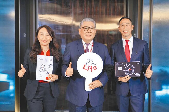 台新银行推动「台新Point」串联生活金融生态圈。左起台新银行个金总处副执行长包国仪、总经理尚瑞强、资深副总经理黄天麟。（黄琮渊摄）