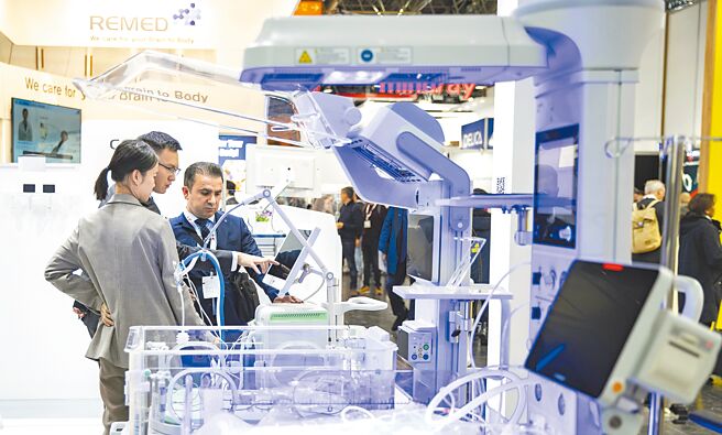 中國歐盟商會上海分會主席代開樂（Carlo D’Andrea）強調，中國要吸引外資，須重視中小外企的需求。圖為在德國舉辦的國際醫療器械設備展。（新華社）