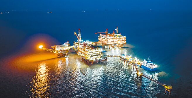 大陸在渤海南部海域的渤中26-6油田鑽獲厚達118公尺的油氣層，新增油氣探明儲量超過4000萬立方公尺，累計儲量突破2億立方公尺，成為全球最大的變質岩油田。圖為渤海灣的埕北油田。（新華社）