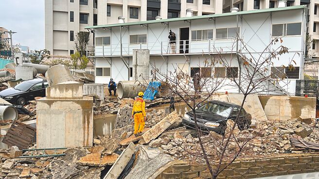新竹市消防局去年獲竹科管理局無償撥用，於金山分隊後方興建全台第3個，也是北台灣首座搜救犬專用訓練場，然而因訓練場緊鄰後方社區，有民眾抱怨訓練吠叫聲太吵。（本報資料照片）