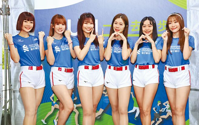 味全龙啦啦队「Dragon Beauties小龙女」成员星岑（左起）、琪琪、马妹、赖可、小蛙、心璇25日顶低温出席马拉松活动。（谢佩桦摄）