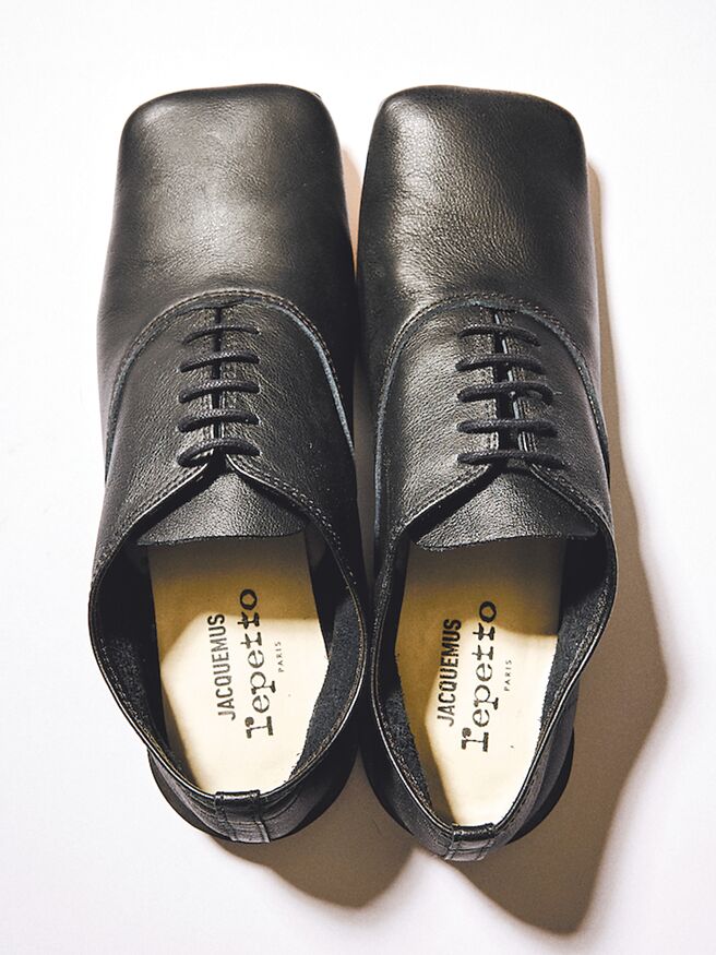 Repetto与Jacquemus联名作品提供男女不同色选，售价1万9300元。（永三提供）