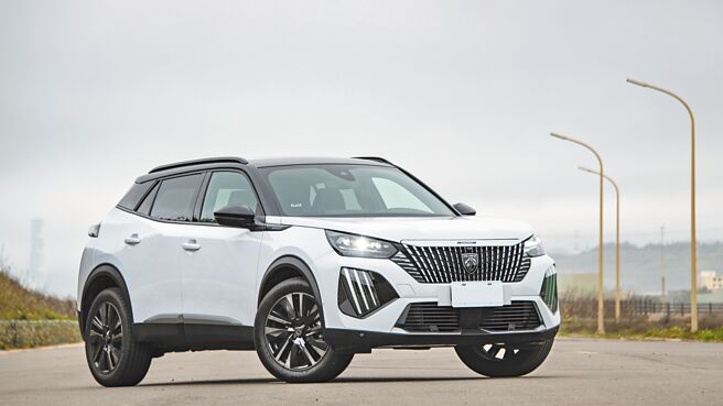 PEUGEOT 2008車頭前的獅王三爪造型LED日行燈相當搶眼，不容錯認，試駕車為售價132.9萬元的GT PACK版。（陳大任攝）