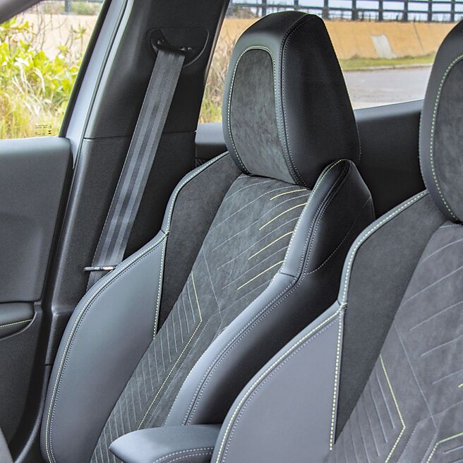 雙材質麂皮跑車座椅。（陳大任攝）