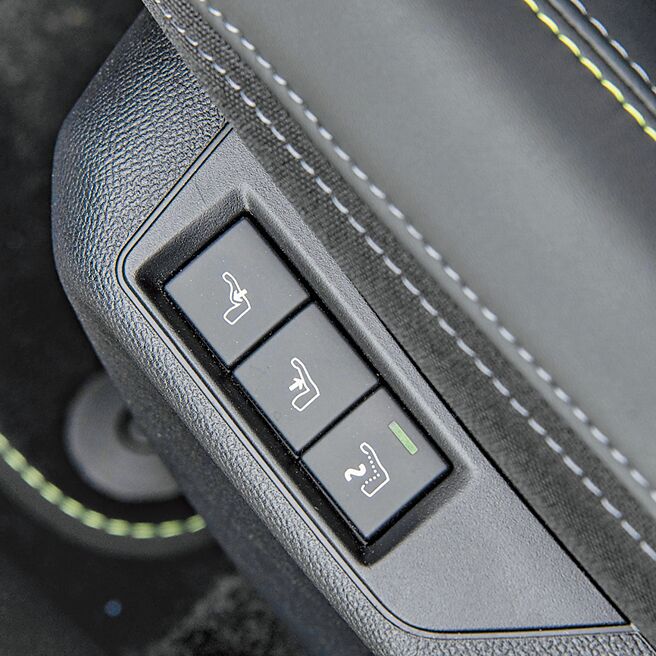 電動腰靠及按摩功能。（陳大任攝）