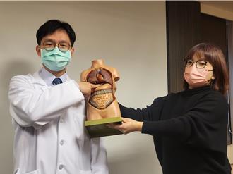 邊滑手機邊吃飯！輕熟女現「上交叉症候群」 胃食道逆流上門