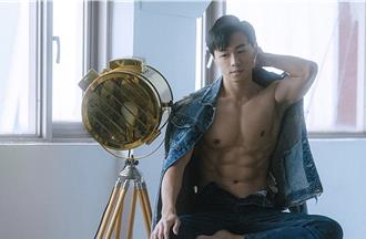 游書庭帶招財金雞「回娘家」 皮夾藏4年招財成果