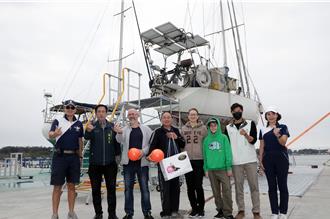 烏克蘭男子駕帆船出海避戰爭 船隻故障停靠安平港維修