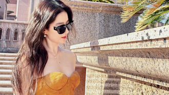 劉亦菲不藏了！海灘穿「性感馬甲」仙女美胸若隱若現