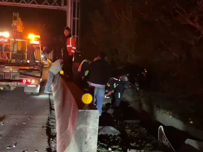 国3北上宝山段货车自撞护栏酿10车连环撞1死1伤。(邱立雅翻摄)