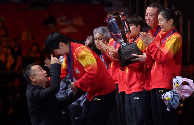 大陆女桌队摘下世界团体锦标赛金牌。（新华社）