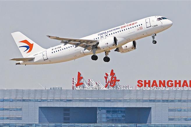 美國交通部宣布，從3月31日開始，將允許中國航司執飛的中美往返航班數量從35架次增加到50架次。圖為東航全球首架C919大型客機從上海虹橋國際機場起飛。（中新社資料照片）