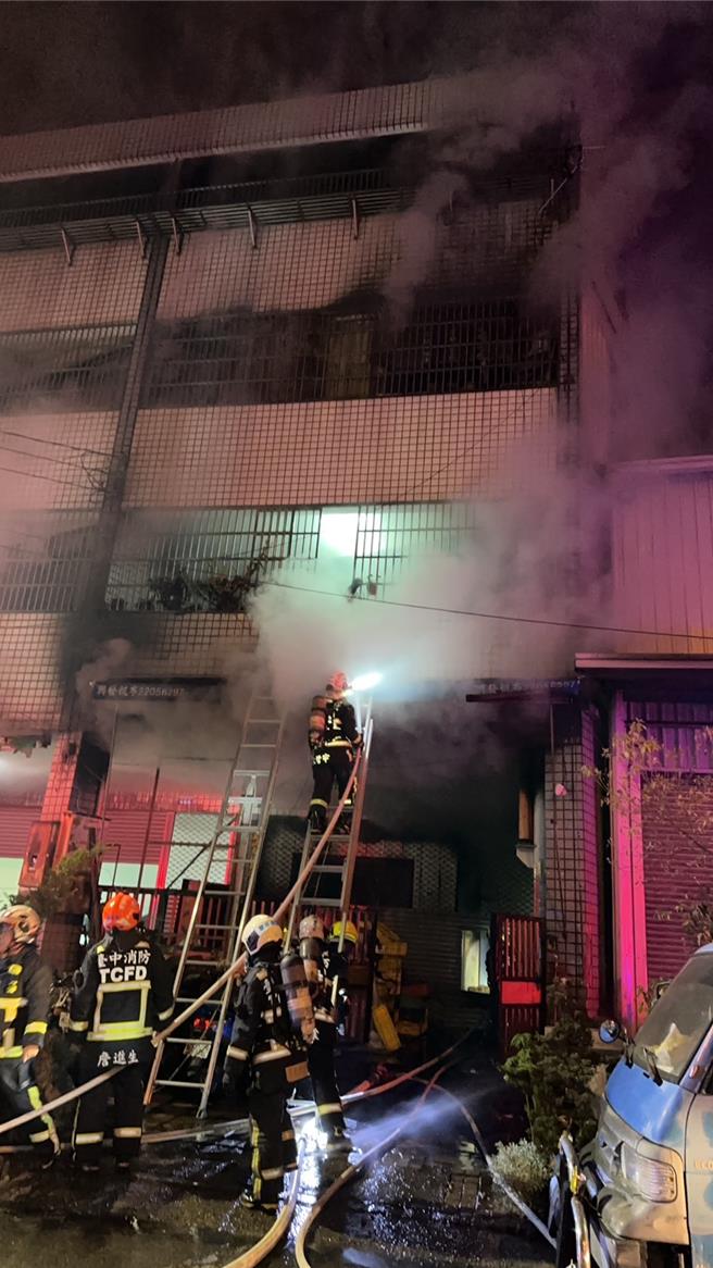台中丰原区丰原大道27日凌晨发生透天厝火警，台中市消防局将屋内7人陆续救出。（台中市消防局提供）