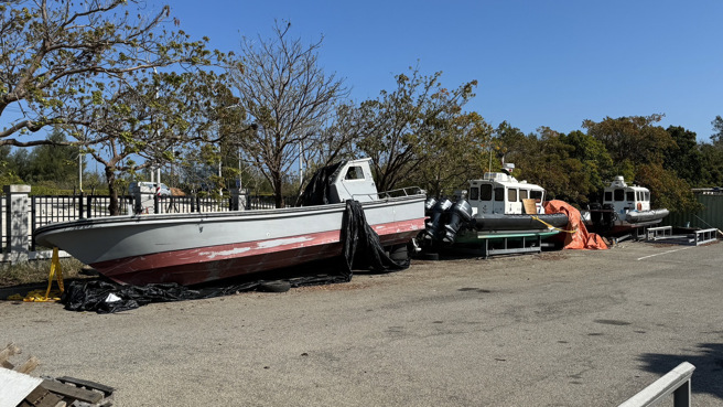 图为陆籍渔船（左）与我方CP-1051巡逻艇（中）。（资料照,于家麒摄）