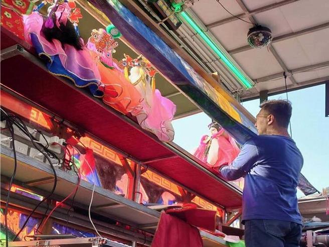 彰化縣芬園鄉縣庄村福德宮為慶祝27周年宮慶，在3月16日將有80棚布袋戲團酬神公演，為土地公祝壽。（民眾提供／孫英哲彰化傳真）